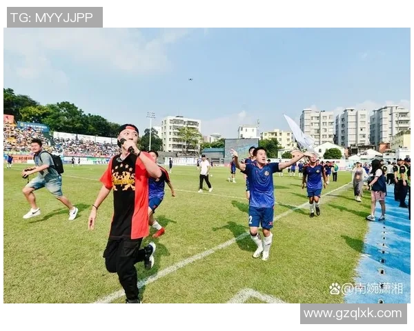 床上踢足球的乐趣与挑战如何在有限空间中尽情享受这项运动 床上踢足球的乐趣与挑战如何在有限空间中尽情享受这项运动